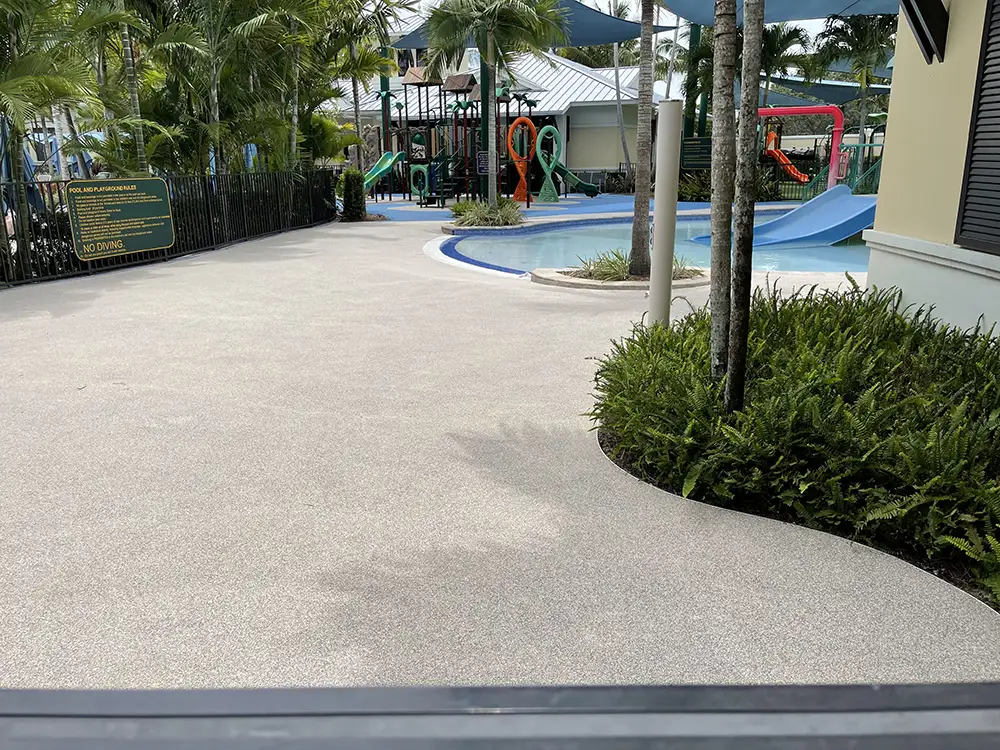 Commercial pooldeck pebbleflex #surfacing #pebbleflex #pooldeck